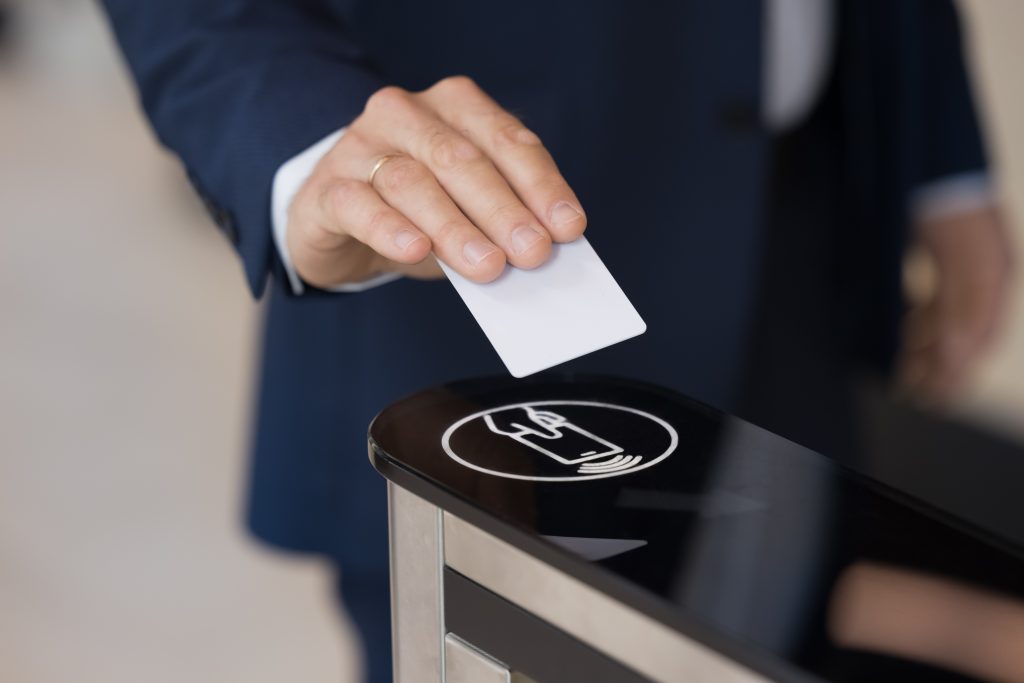 Contrôle sécurisé, par badge.