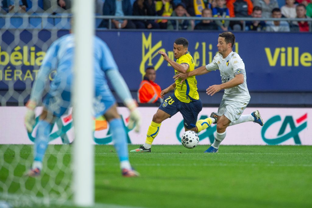 L'attaquant du FC Sochaux-Montbéliard Aymen Boutoutaou, en août 2025, contre le Stade briochin.
