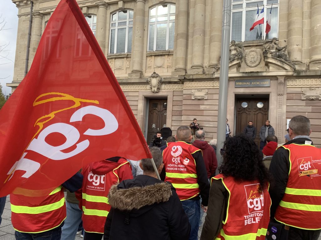 arabelle_tribunal Une soixantaine de personnes s'est réunies devant le tribunal de Belfort, le 28 octobre 2025, pour soutenir 8 personnes assignées par la direction d'Arabelle Solutions, dans le cadre de la grève dans l'usine.