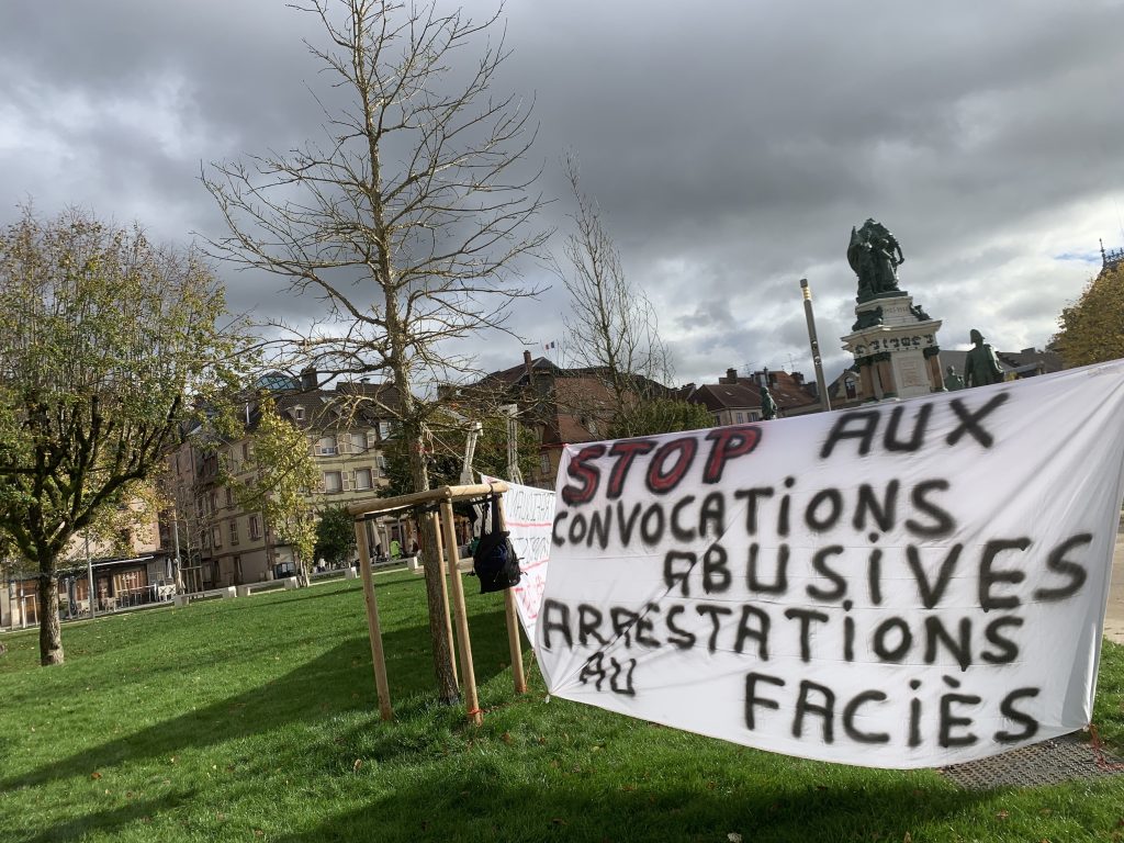 Une soixantaine de personnes s'est réunie devant le tribunal de Belfort, le 28 octobre 2025, pour soutenir 8 personnes assignées par la direction d'Arabelle Solutions, dans le cadre de la grève dans l'usine