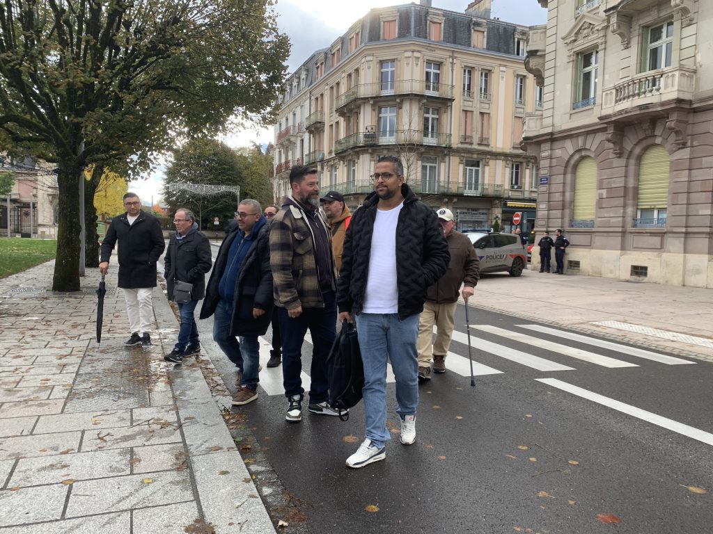 Les personnes assignées par la direction d'Arabelle Solutions à la sortie de l'audience du tribunal, le 28 octobre 2025.