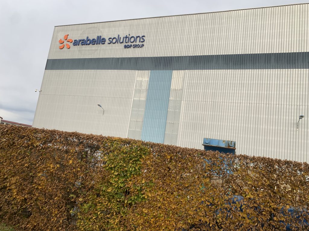 Logo d'Arabelle Solutions, sur l'atelier de fabrication des turbines à vapeur Arabelle, à Belfort.