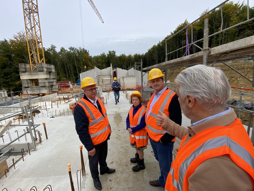 Damien Meslot, président du Grand Belfort, Christiane Einhorn, conseillère municipale déléguée au bien-être animal à la Ville de Belfort et présidente du SIFOU et Florian Bouquet, président du conseil départemental, découvrent le chantier, avec les explications de l'architecte. | © Le Trois P.-Y.R.