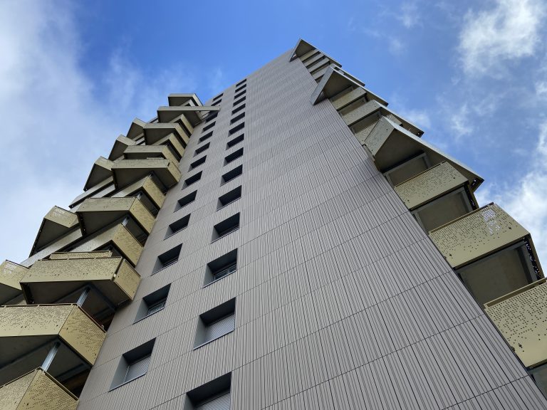 Une façade totalement rénovée, avec balcon, isolation et nouveau bardage extérieur.