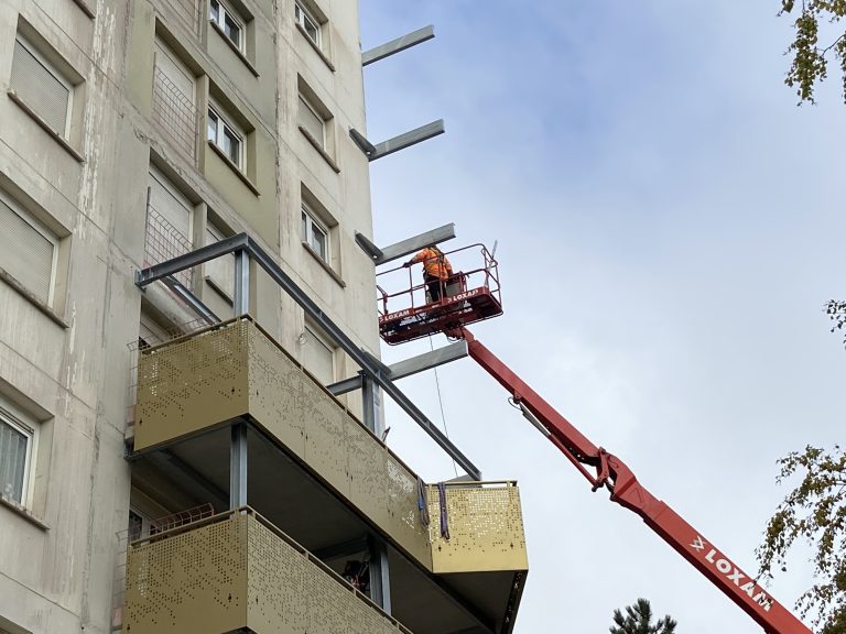 La pose des nouveaux balcons, plus vastes que les anciens, et qui donnent une nouvelle apparence aux immeubles.
