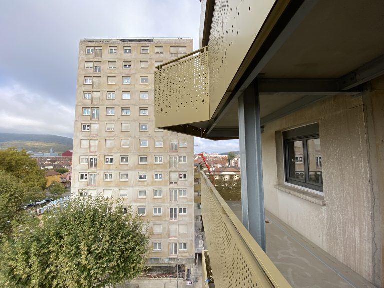 Vue depuis un balcon rénové, sur un des immeuble en travaux.
