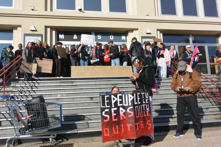 Devant la Maison du Peuple de Belfort, premiers slogans par les lycéens. | © Le Trois P.-Y.R.