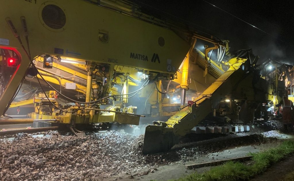 Un train-usine renouvelle les rails de la voie ferrée entre Belfort et Clerval.