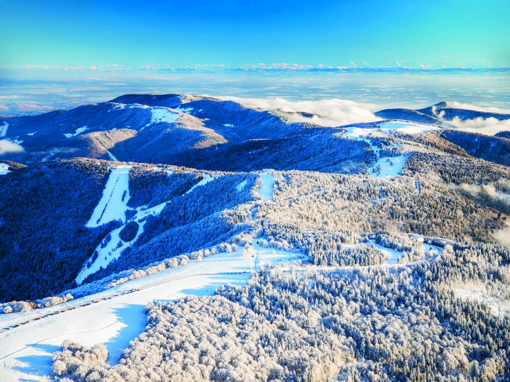 Vue aérienne du ballon d'Alsace, sous la neige.