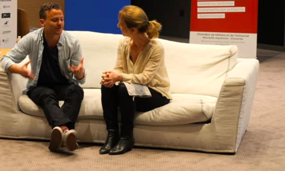 Deux comédiens assis sur un canapé jouent une scène