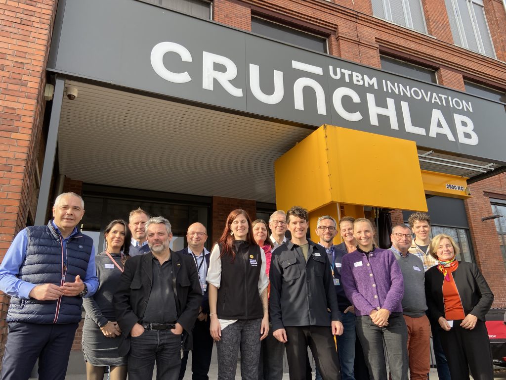 Les représentants des partenaires du Crunch Time, réunis devant le Crunch Lab à Belfort, venus de la Haute École de Louvain en Hainaut (Belgique), Dalarna University (Suède), et Windesheim University (Pays-Bas). | © Le Trois P.-Y.R.