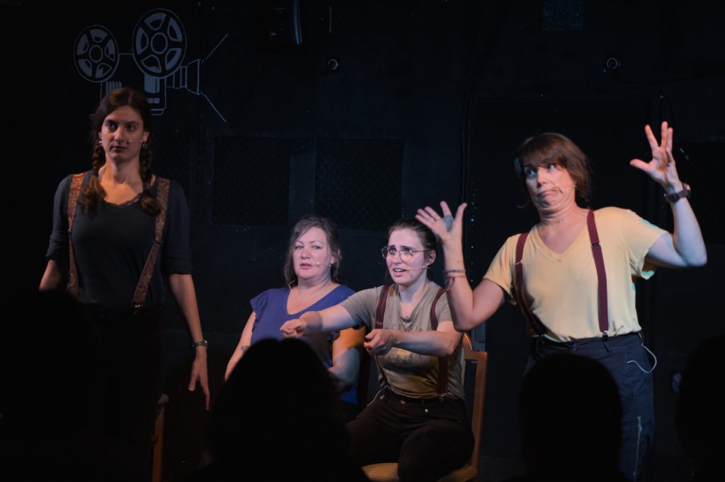 Quatrecomédiens de la troupe En Compagnie de Leroy sur scène