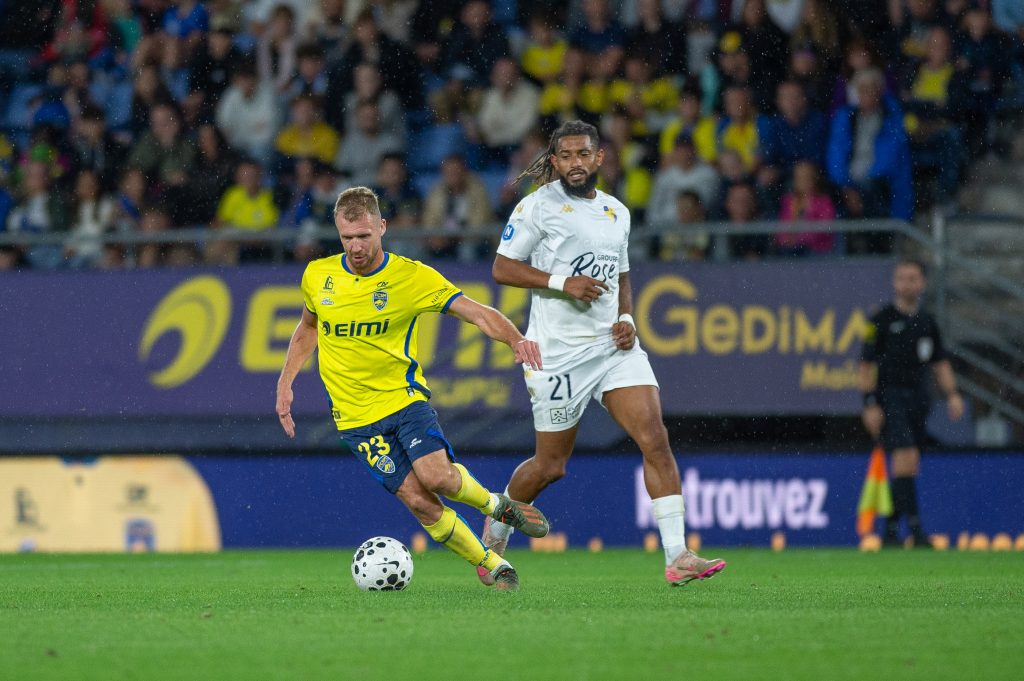 Le milieu de terrain du FC Sochaux-Montbéliard, Julien Masson, contre le Stade Briochin, en août 2025.