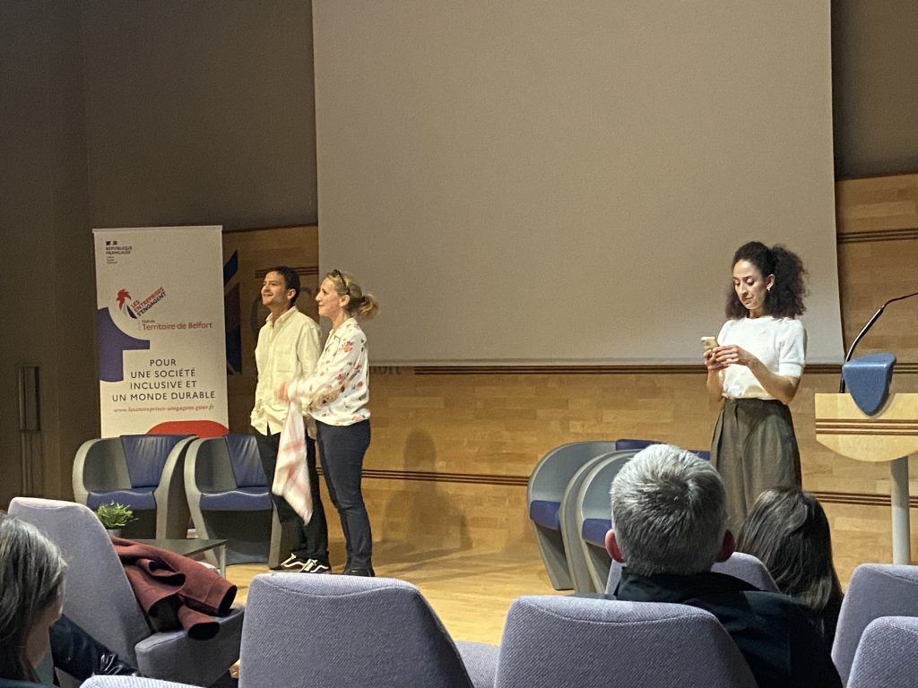 Deux comédiens de la troupe Reflet Théatre jouent une scène