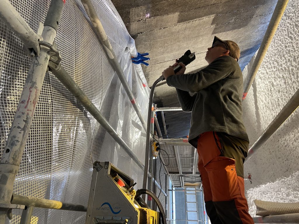 Martin Labouré nettoie la sous-face de la coque à l'aide d'un laser