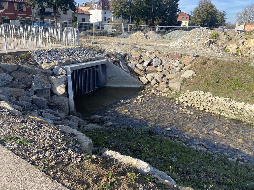 Des grilles sont en place en amont et en aval du canal des Forges à ciel ouvert.