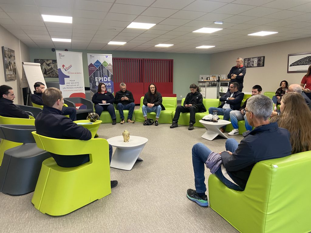 Huit jeunes et huit dirigeants se sont réunis pour échanger sur leur parcours professionnel.