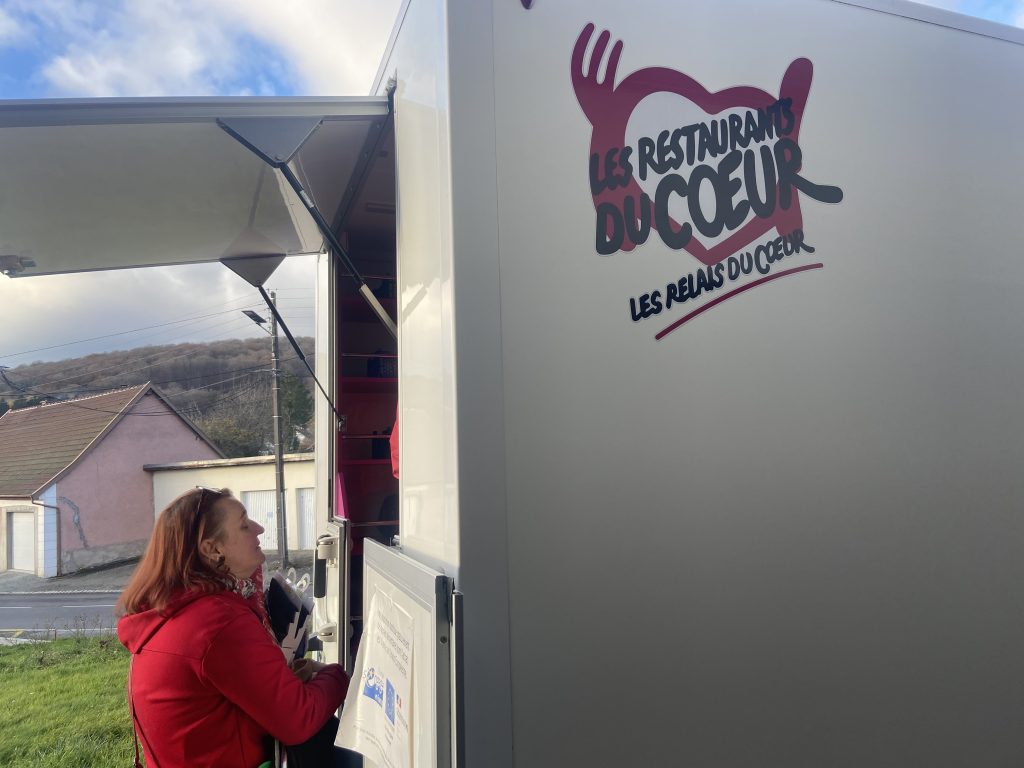 Le centre itinérant des Restos du coeur du Territoire de Belfort accueille une bénéficiaire.