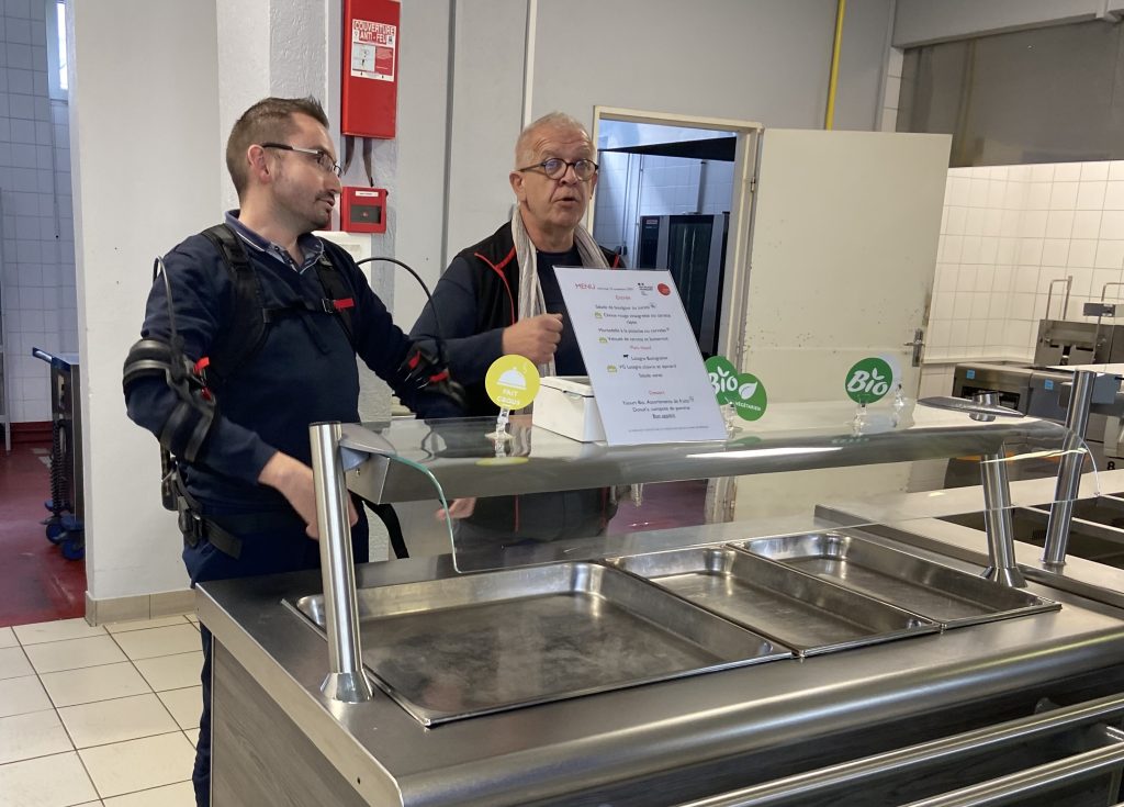 Les équipes du Resto U' Duvillard de Belfort ont fait une démonstration d'un des exosquelette.