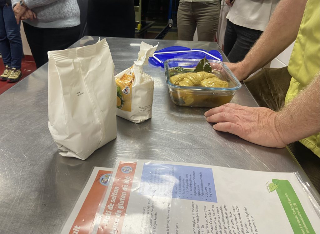 Jean-François Dusart présentant le seitan et ses ingrédients durant l'atelier cuisine.