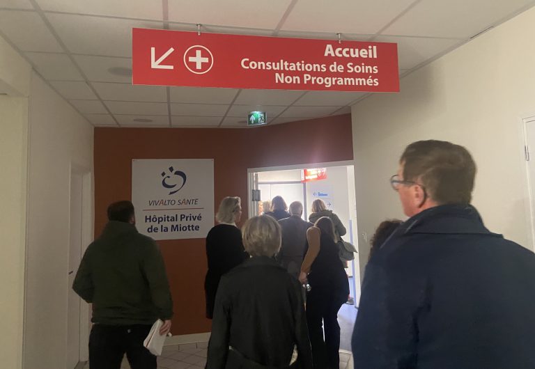Accueil des patients au centre de soins non programmés à l'hôpital privé de la Miotte de Belfort.