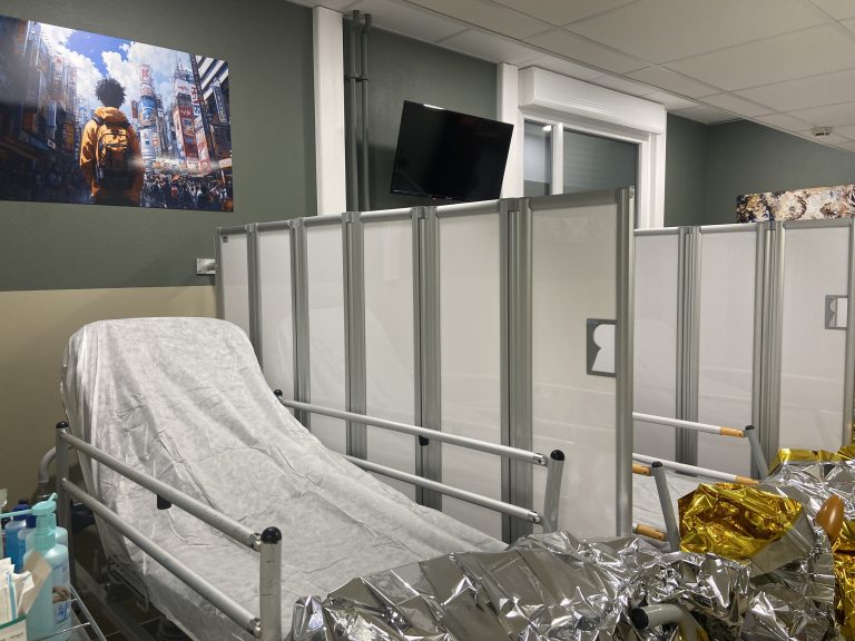 Zone d'attente pour les patients avant de passer au bloc opératoire.