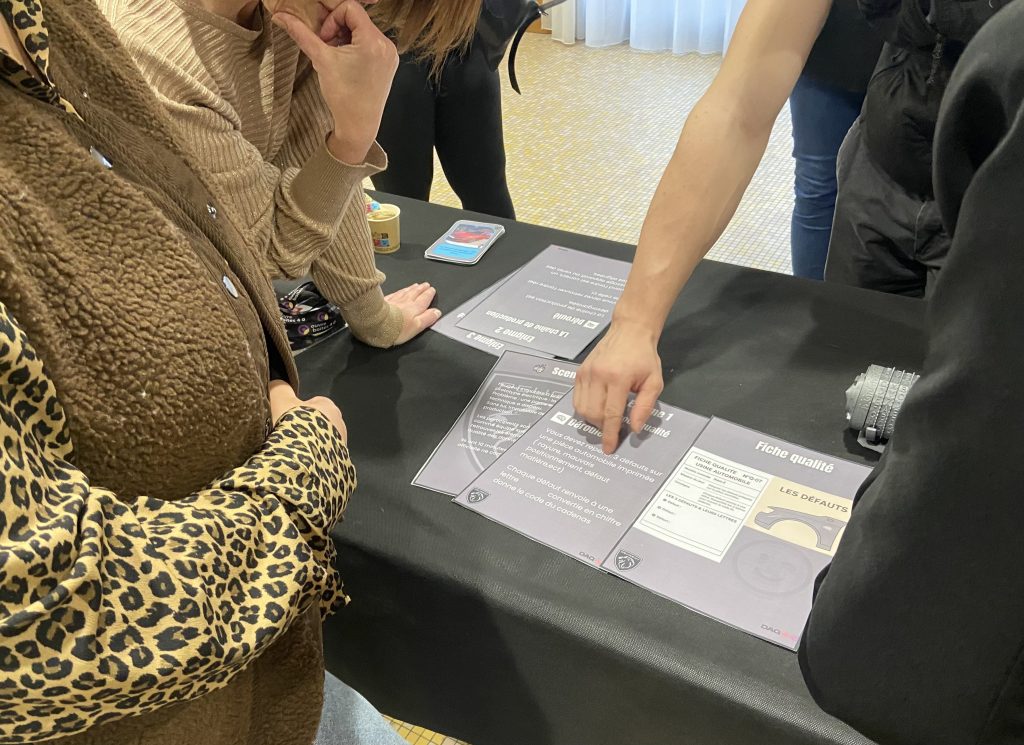 Onlineformapro aidant les participants à résoudre l'énigme de l'escape game.