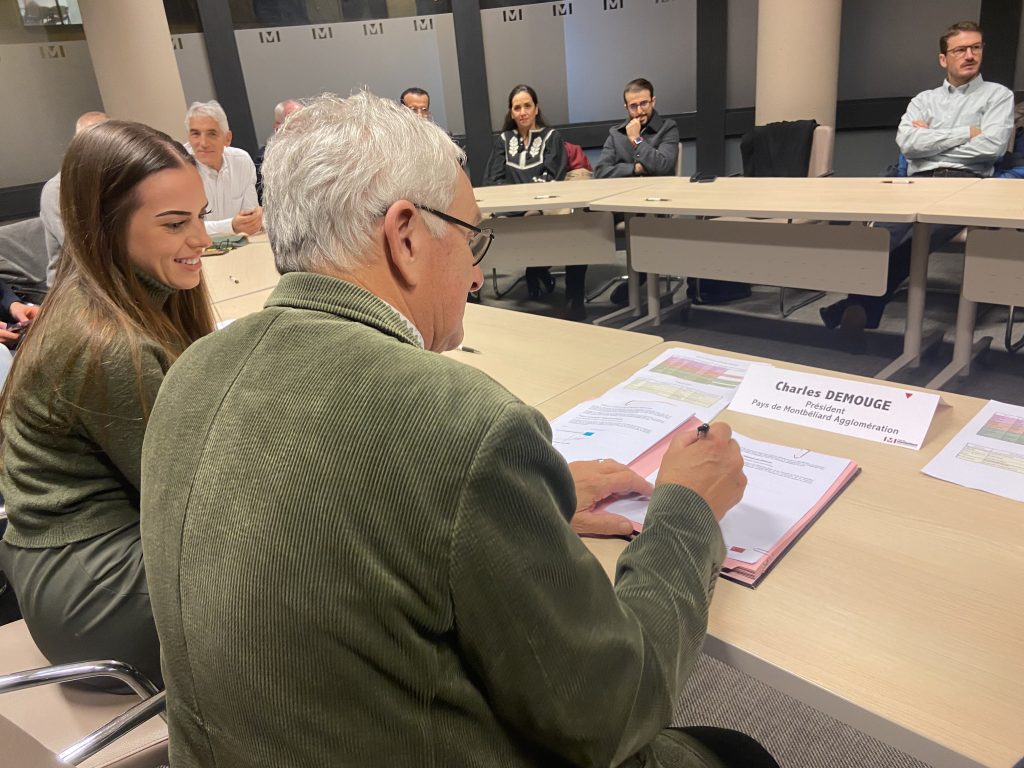 Charles Demouge, président de PMA signe la convention d'aide financière à l'installation avec la chirurgienne-dentiste Jeanne Pellissier.