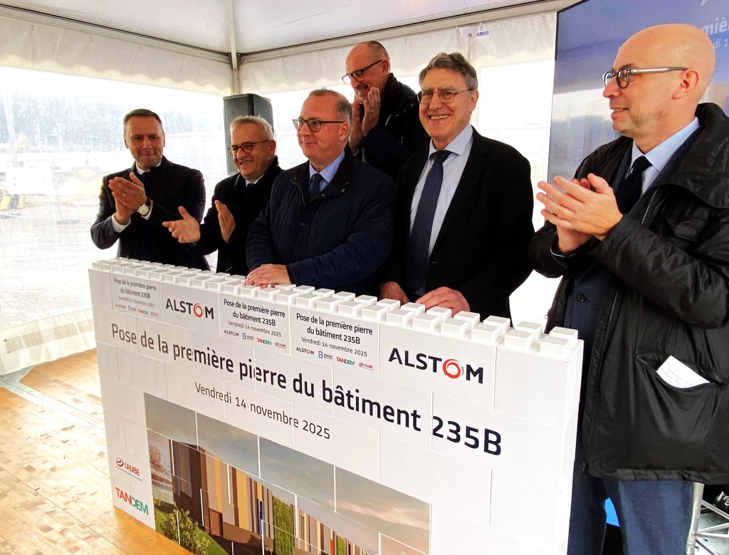 La pose symbolique de la première pierre du nouveau bâtiment d'Alstom Belfort. De gauche à droite: Maxime Chatard, directeur régional SNCF Réseau, Alain Charrier, préfet du Territoire de Belfort, Damien Meslot, président du Grand Belfort, David Journet, directeur d'Alstom Belfort (en haut), Yves Ménat, président de Tandem et Frédéric Wiscart, président d'Alstom France. | © Le Trois P.-Y.R.