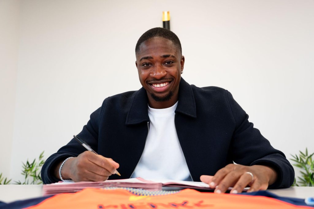 Alexandre Pierre signant son contrat de prolongation avec le FC Sochaux-Montbéliard.