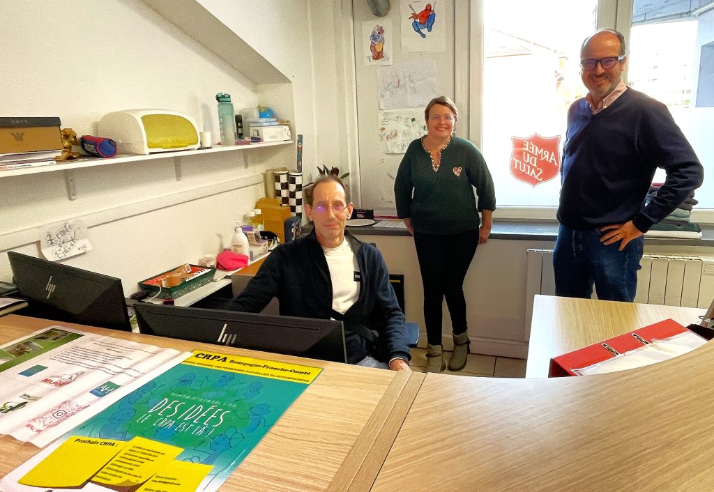 A l'accueil de jour de l'Armée du Salut: de droite à gauche, Lionel Fromont, directeur de l'Armée du Salut à Belfort et Laure Barbier, responsable du SIAO et Stéphane Rivière.