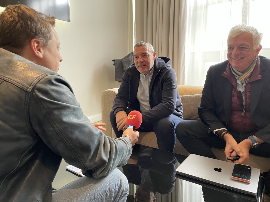 Devant le micro de notre collègue de RCF, explique Jean-Luc Douillard, psychologue clinicien et co-fondateur du dispositif national Apesa, et François Boron, greffier du tribunalk de commerce de Belfort et président de l'Apesa nord Franche-Comté.