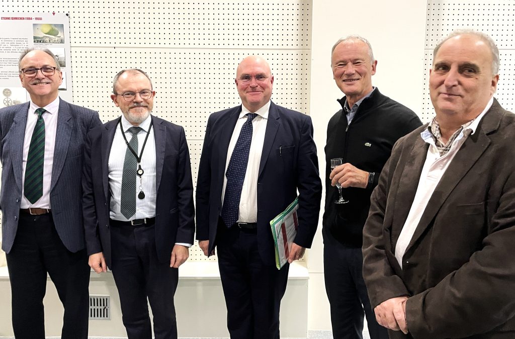 De gauche à droite: Pierrick Loze, sous-préfet de Lure, Jean-Marie Wendling, secrétaire général de la préfecture du Territoire de Belfort, Renaud Nury, sous-préfet de Montbéliard, Christian Bleicher, président d'Aire Urbaine Investissement et Philippe Chevallier, directeur, lors de la signature de la convention entre l'Etat et AUI.