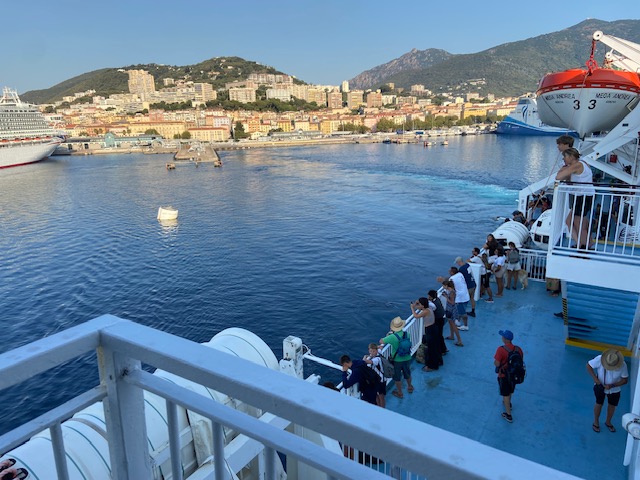 Les séjours et voyages (ici l'arrivée au port d'Ajaccio, en Corse) font parties des champs d'action du Comité national d'action sociale, au même titre que la solidarité, la culture, le mieux-être au quotidien. | illustration © Le Trois P.-Y.R.