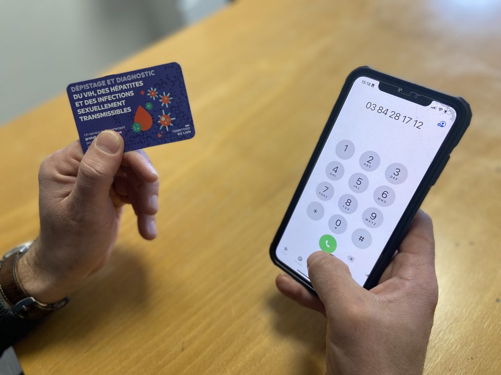 Le numéro de téléphone (03 84 28 17 12) et la carte du centre de prévention et d'éducation familial Simone Weil de Belfort.