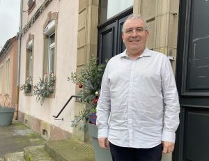 Emmanuel Formet_municipales_Danjoutin Emmanuel Formet, maire de Danjoutin devant la mairie.