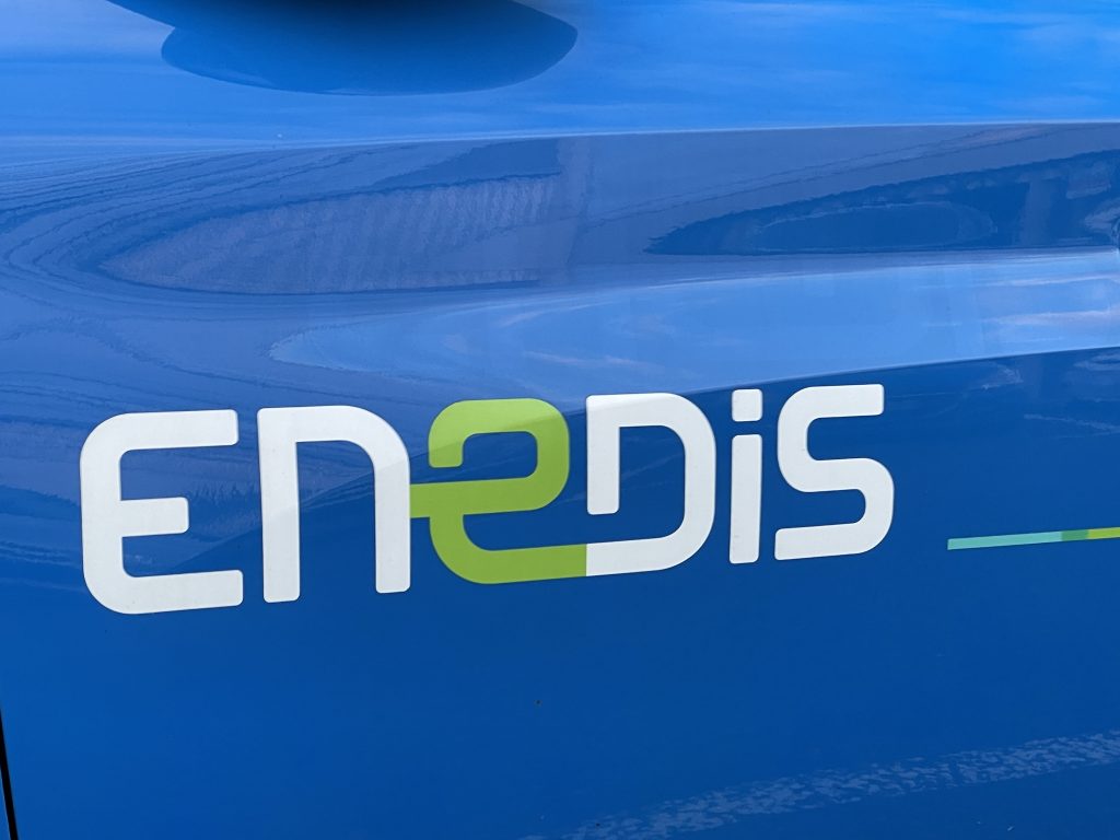 Le logo d'Enedis sur un véhicule de l'entreprise.