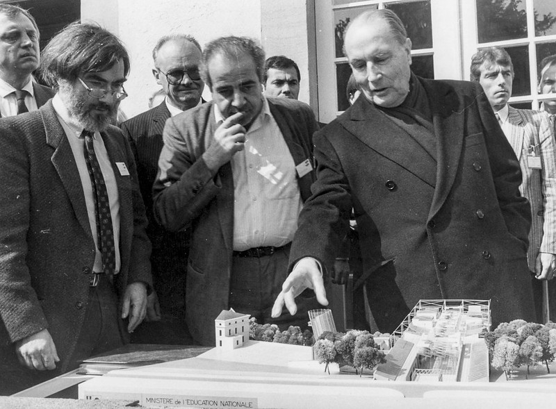 Gilbert Karpman (à gauche), avec l'architecte Roland Castro (au centre) et François Miterrand, devant une maquette des futurs locaux de l'université de Sevenans. | © Collection UTBM