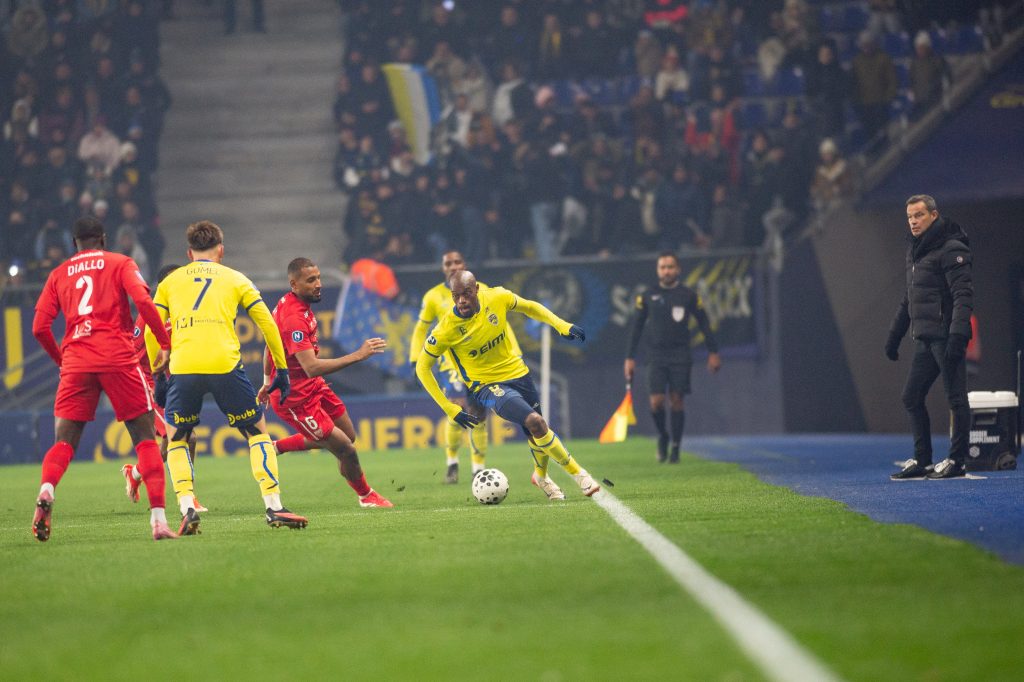 Benjamin Gomel (de dos) et Kapit Djoco, attaquants du FC Sochaux-Montbéliard, contre le Football Dijon Côté-d'Or, le 21 novembre 2025. | ©FCSM