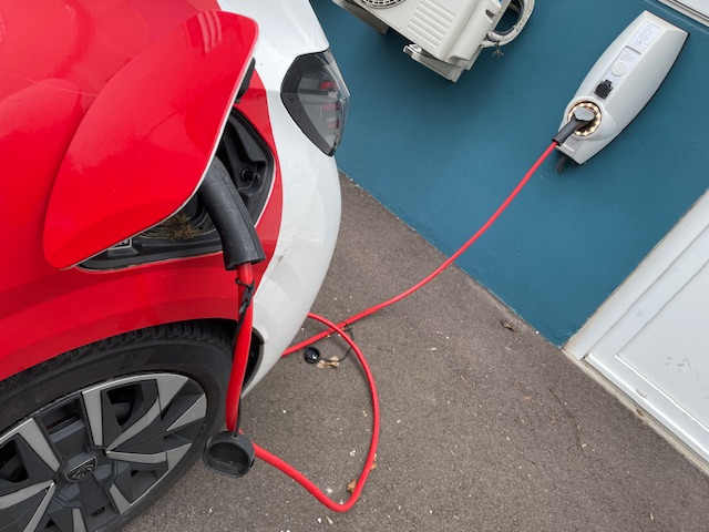 Une voiture électrique en cours de charge.