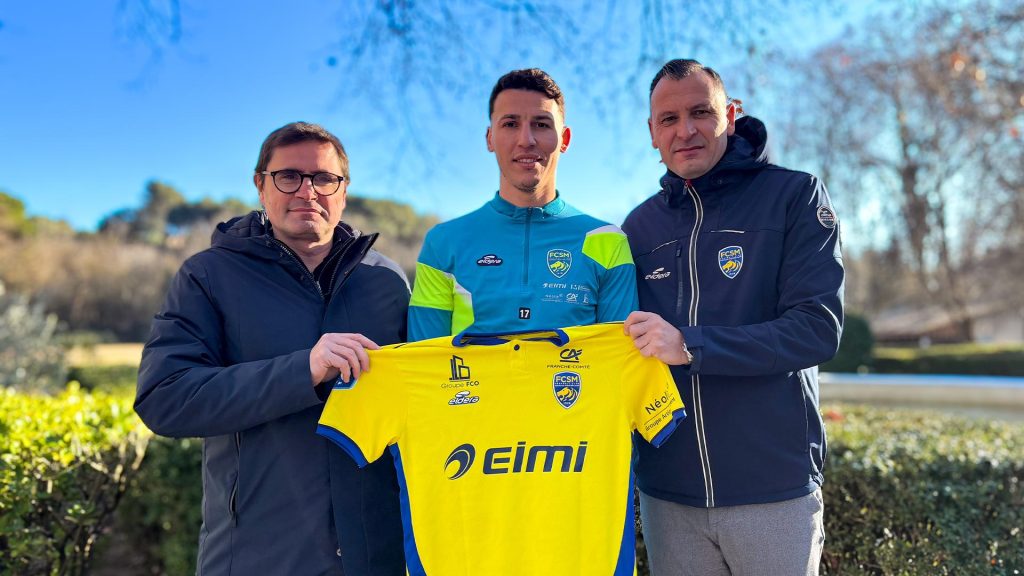 Samy Baghdadi entouré du président et du directeur sportif du FC Sochaux-Montbéliard, Clément Calvez et Julien Cordonnier.