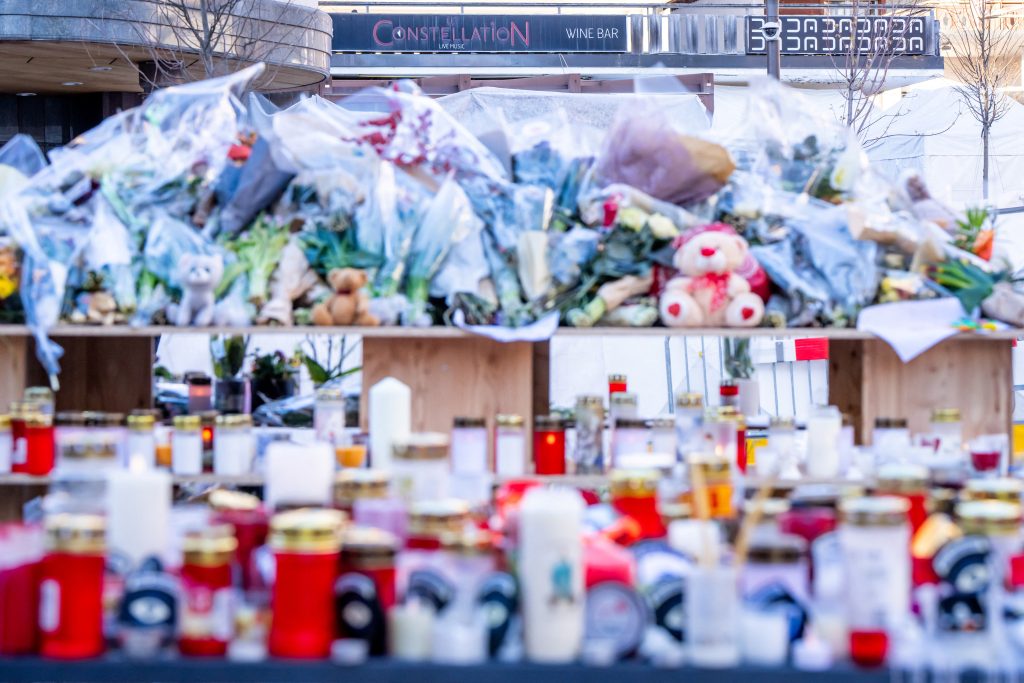 Scène de recueillement, le 4 janvier 2026, devant La Constallation, à Crans-Montana, où 40 personnes sont mortes lors du réveillon de la Saint-Sylvestre.