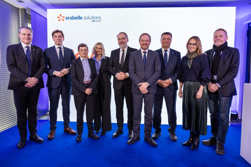 Les acteurs de la première centrale nucléaire polonaise : Ed Gore, project director Bechtel Polska, Marek Woszczyk, president PEJ, Catherine Cornand, Présidente Arabelle Solutions, Anna Kopytowska, Executive Vice President, Arabelle Solutions Poland, Leszek Holda, President of Bechtel Polska, Wojciech Wrochna, Secretary of State at the Ministry of Energy, Government Plenipotentiary for Strategic Energy Infrastructure, Jarosław Bach, Mayor of Choczewo, Piotr Piela, Vice Président PEJ, et Bogumila Ozarska Karbowiak, Vice Président PEJ.