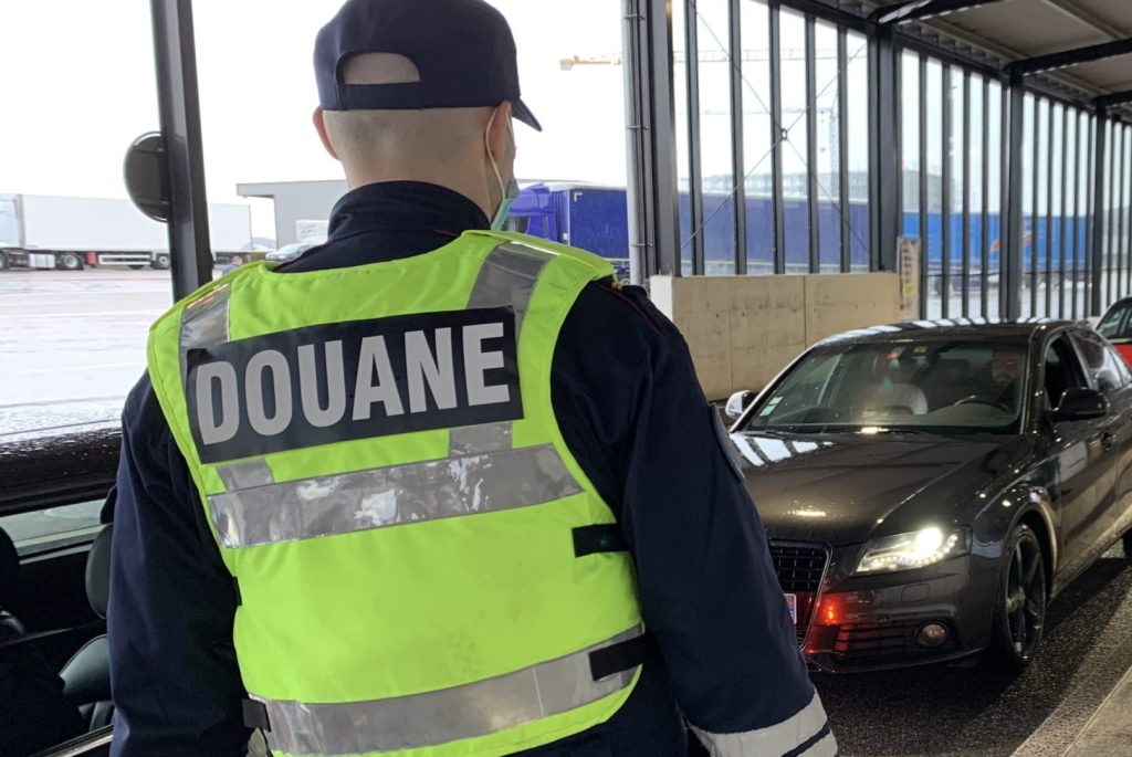 Un contrôle douanier à la frontière franco-suisse.
