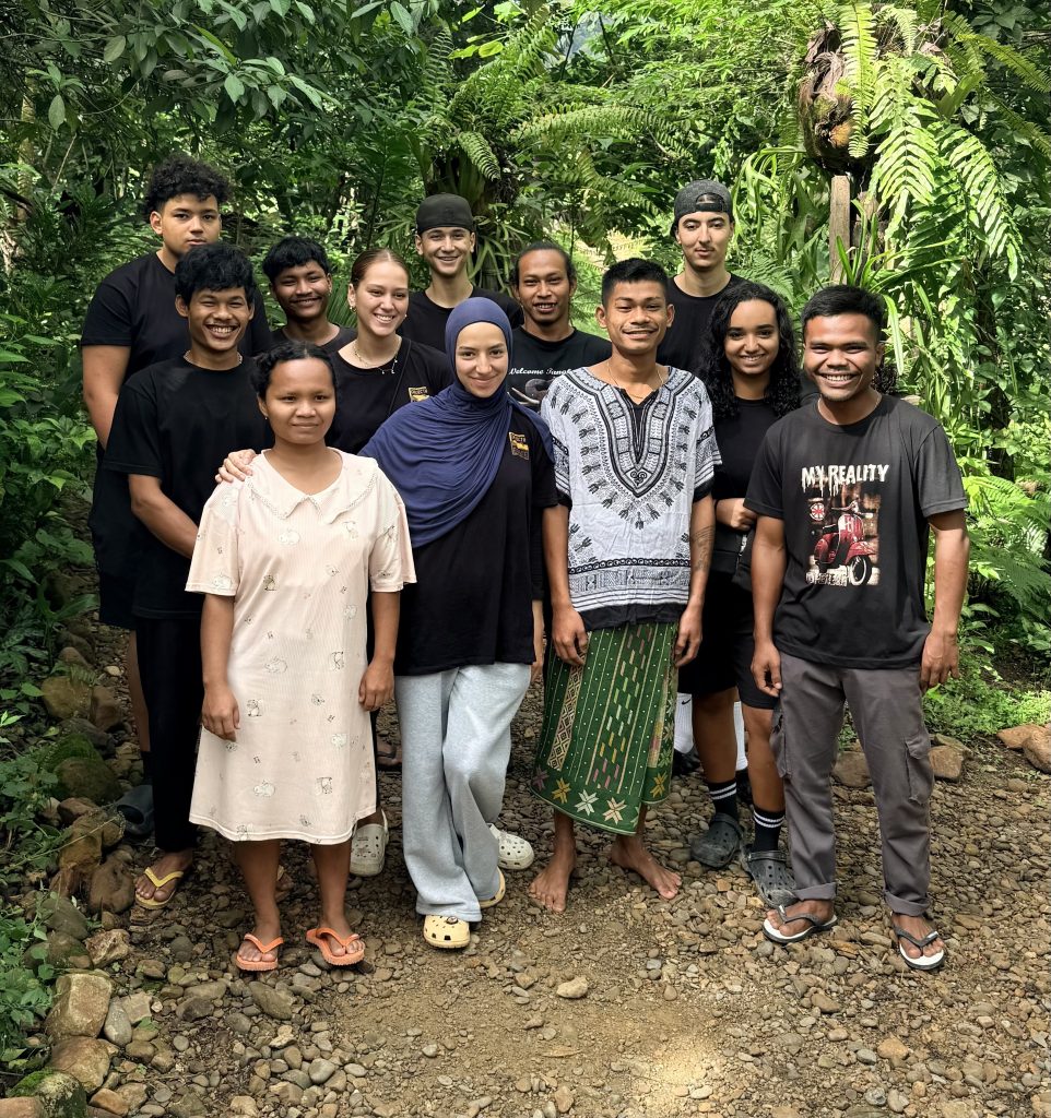 Les six jeunes belfortains avec leur binôme indonésien.