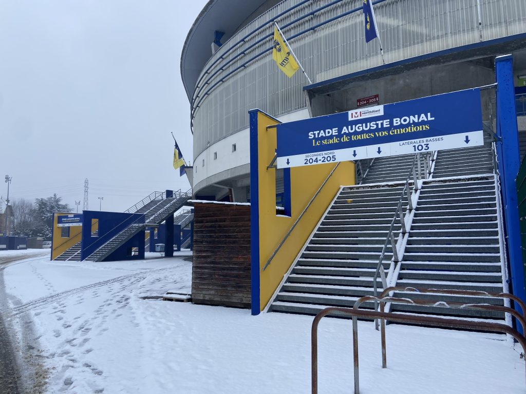 Les entrées du stade Bonal sont recouverts de neige.