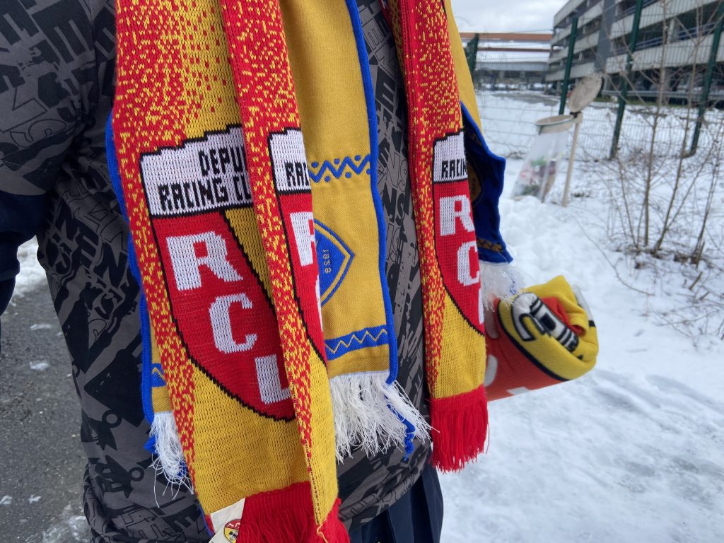 Certains supporters portent les deux écharpes : FC Sochaux-Montbéliard et RC Lens.