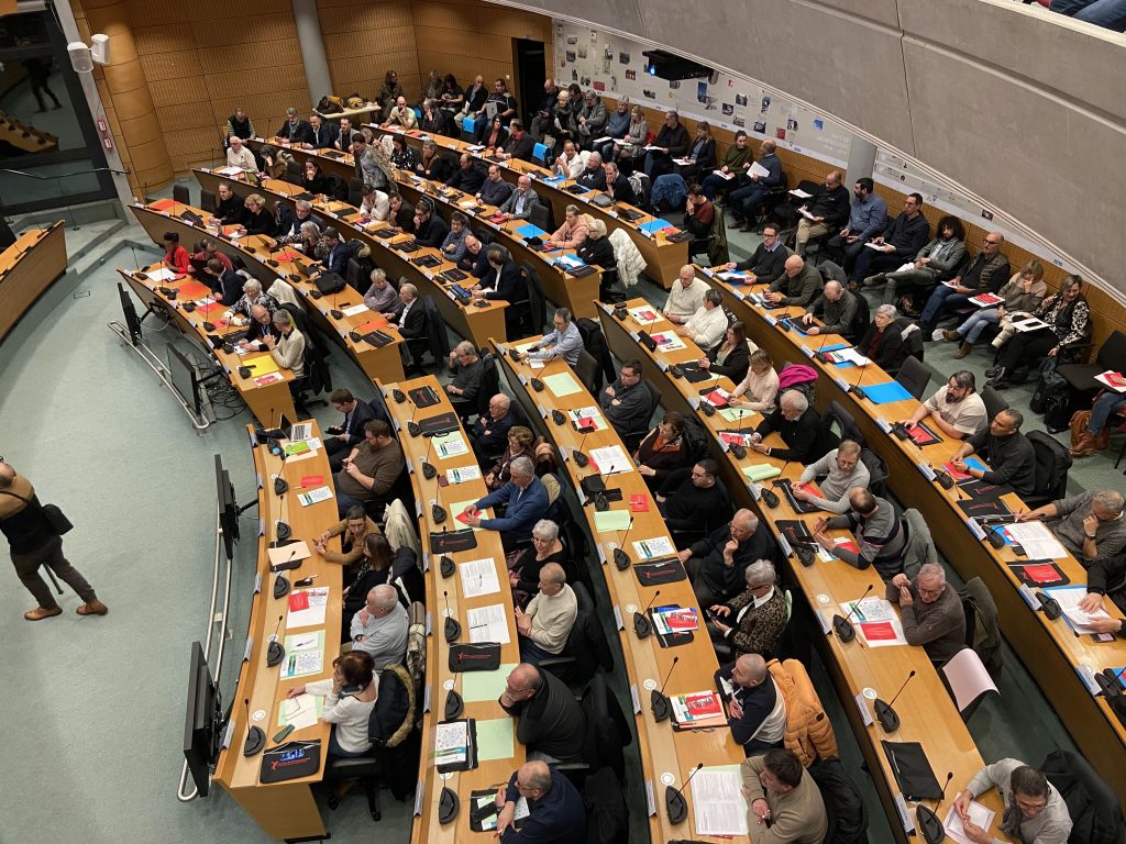 Les 202 membres du Codev installés dans la salle du Conseil de Pays de Montbéliard Agglomération.