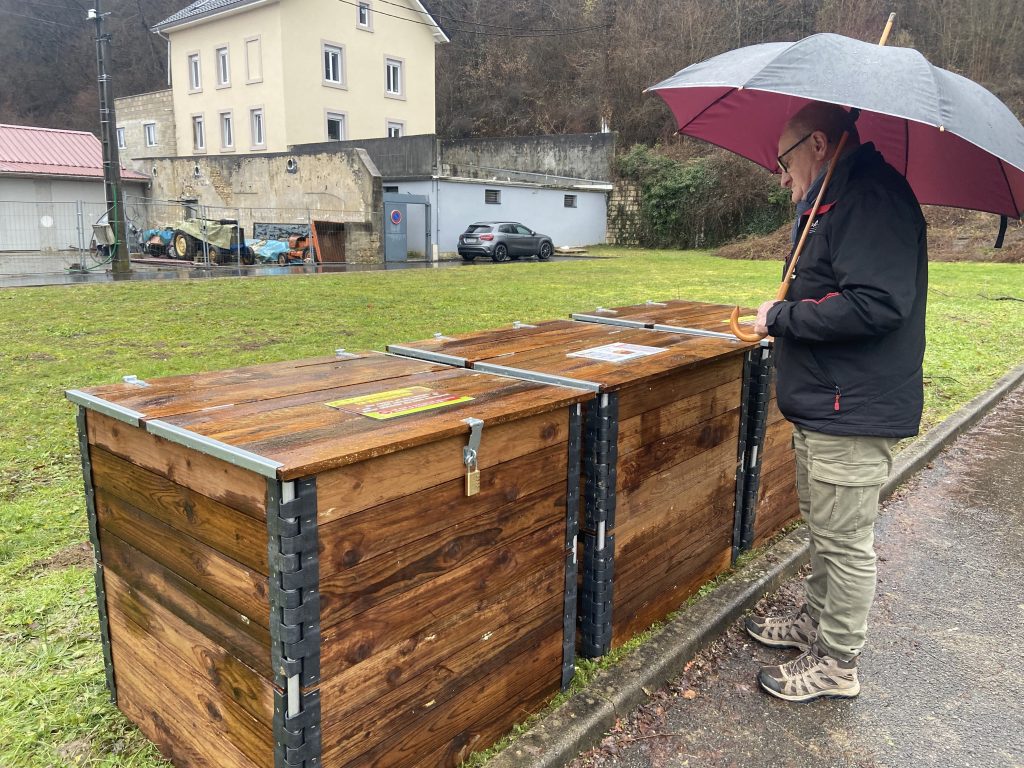 Les trois bacs de compostage installés rue du cercle dans le quartier des Cites Blanches à Valentigney.