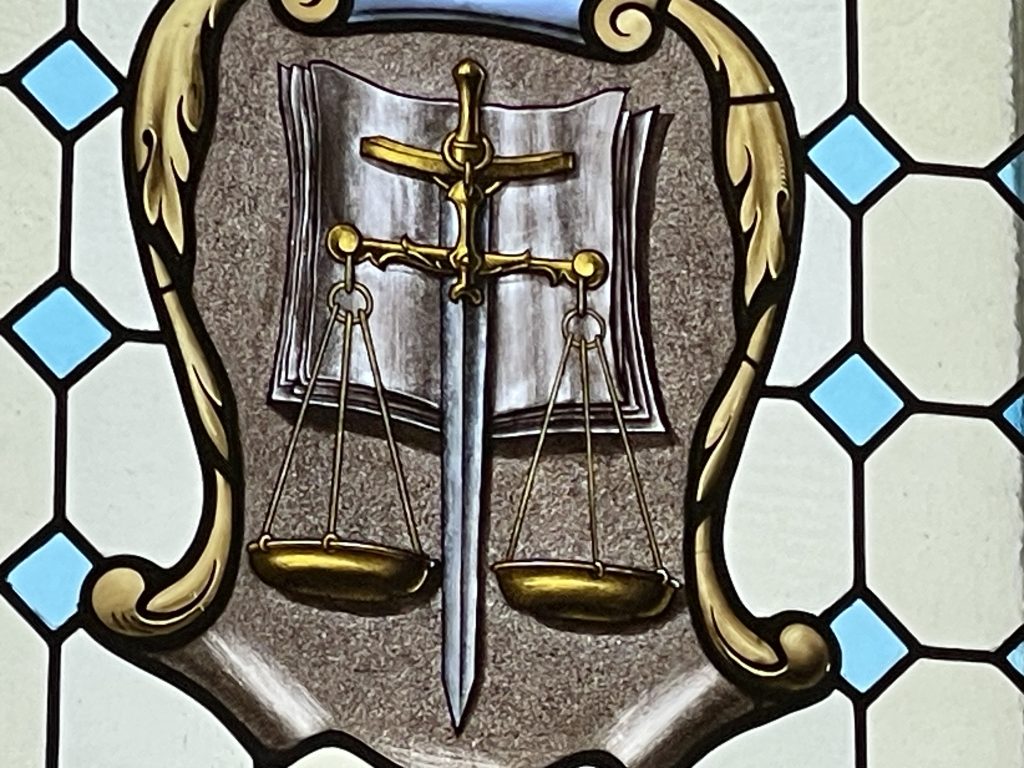 Un vitrail dans la salle d'audience du palais de justice de Belfort.